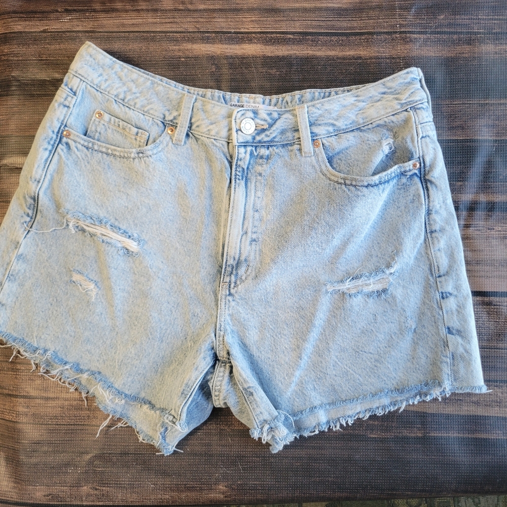 Mom Jean Shorts Distressed Light Wash Denim 31